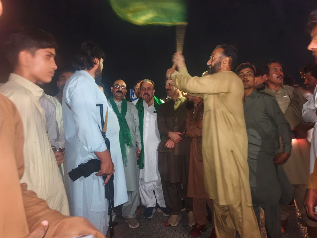 syra_ch04's tweet photo. In Khyber Pakhtunkhwa, the public is expressing joy through rallies and the distribution of sweets, which continues. People are thanking Almighty Allah and hoping that the province's conditions will improve under governor's rule.
#جشن_نجات https://t.co/dp2dyoS4p3