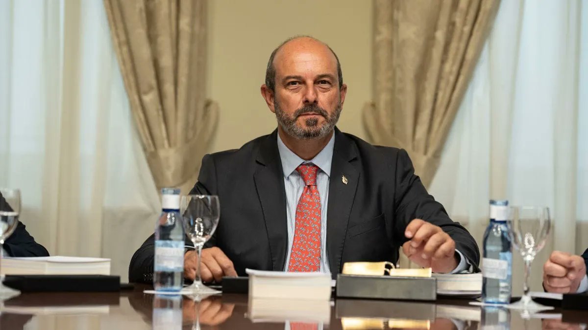 FonsiLoaiza's tweet photo. El Senado, con mayoría absoluta del PP con 145 senadores, ha batido el récord de gasto en viajes de la historia con 11 millones de euros en desplazamientos en solo 3 años. Saqueo de lo público y uso de una institución pública como una agencia personal de viajes. https://t.co/jUp3Pz3me0