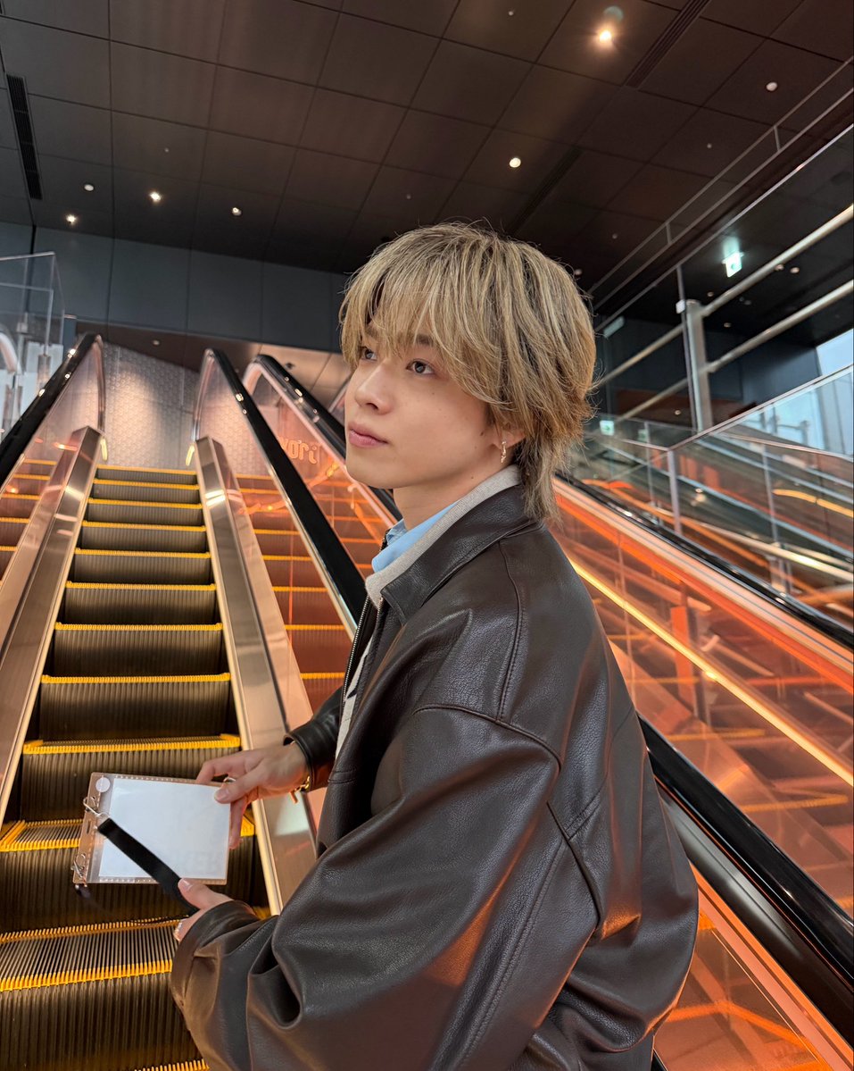 comyamato0515's tweet photo. 今までだったら「はぁ...イケメンすぎる」とか適当な文章で秒速で投稿してたのに、今そんな文章打ったら逆にホンモノの痛い奴みたいになりそうだし、「髪染めたよー」はスカしすぎてるし、画像だけで投稿は逃げだし、完全に八方塞がりでこの投稿をするのにも15分かかっています https://t.co/TMKToixYTx