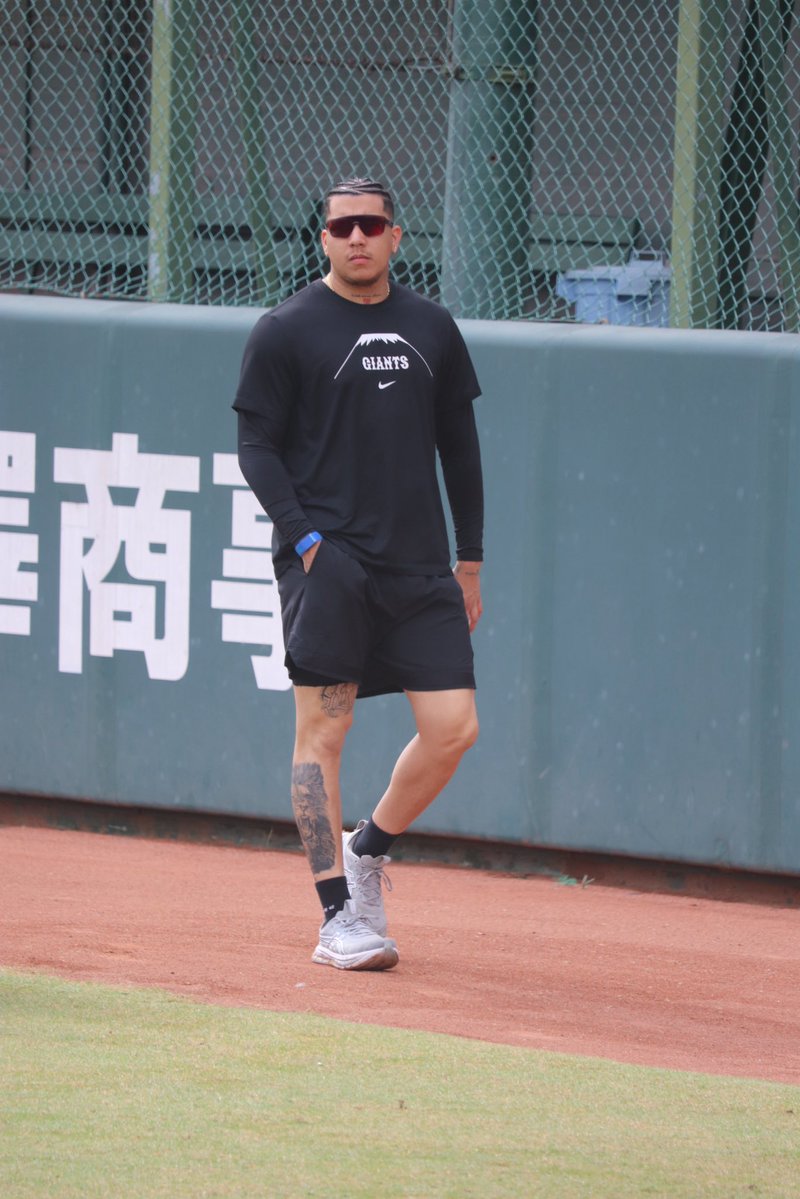 koba_nikkan's tweet photo. 【#今日のG練習写真館📸】

今日はジャイアンツ球場から。リハビリ中の浦田俊輔選手、浅野翔吾選手、マタ投手。 https://t.co/S7B4KsdglY