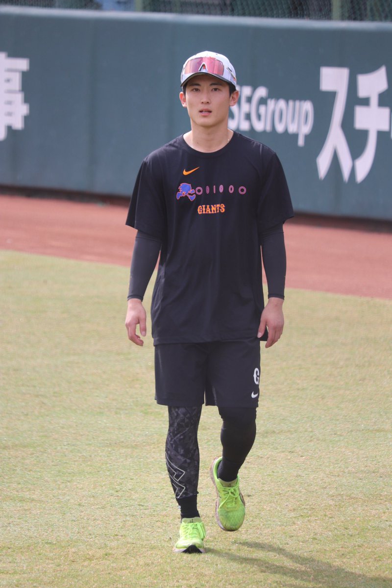 koba_nikkan's tweet photo. 【#今日のG練習写真館📸】

今日はジャイアンツ球場から。リハビリ中の浦田俊輔選手、浅野翔吾選手、マタ投手。 https://t.co/S7B4KsdglY