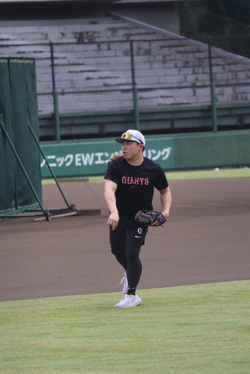 koba_nikkan's tweet photo. 【#今日のG練習写真館📸】

今日はジャイアンツ球場から。リハビリ中の浦田俊輔選手、浅野翔吾選手、マタ投手。 https://t.co/S7B4KsdglY