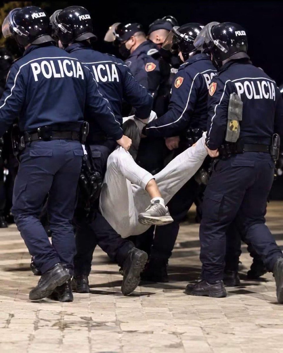 mosshurdhoshume's tweet photo. My heart breaks for these protesters. Wtf is this 😭😭😭 https://t.co/6Zc8AFf3gk