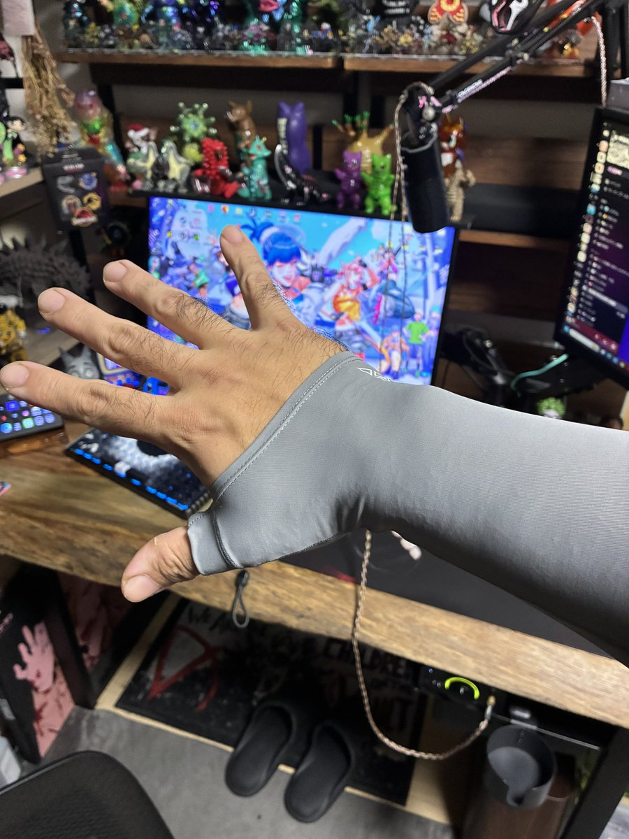 u___0306's tweet photo. 個人的にこれまで試したあらゆるアームカバーの中で最高の製品

代替品存在しないレベル

手のひらの締め付けが一切なく摩擦係数も低い、肌触りよく不快感や締め付けが全くない

冗談抜きで付けてることを忘れそうなフィット、ここまでの完成度は初めて

二千円しない製品でこれ？という具合

tier SSS https://t.co/NwrLAGi9Rt