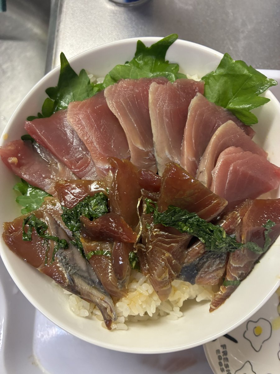 hypercluster451's tweet photo. 生カツオとカツオ漬け丼 https://t.co/Qkc3LbV0ag