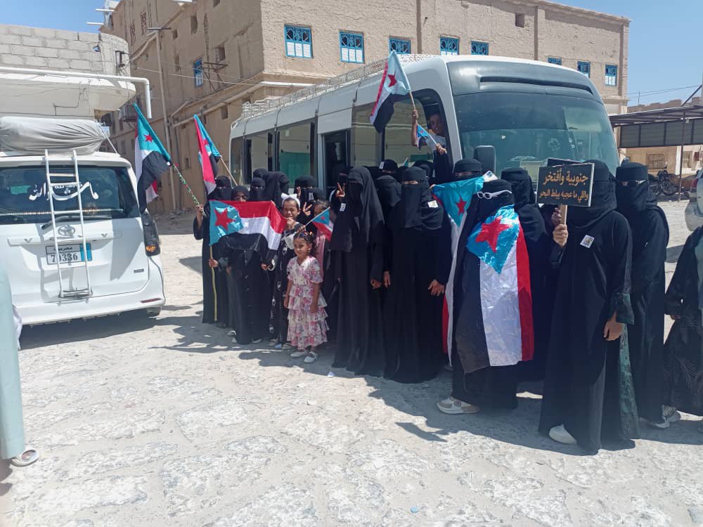 wbdj81's tweet photo. حرائر القطن يزحفن من القطن إلى سيئون للمشاركة في مليونية التعبئة الشعبية العامة للدفاع عن الجنوب وقضيته الوطنية..
#مليونيه_التعبيه_والاستنفار_الجنوبي
#حشود_التعبيه_والاستنفار_الجنوبي https://t.co/JmGWdJs2yc