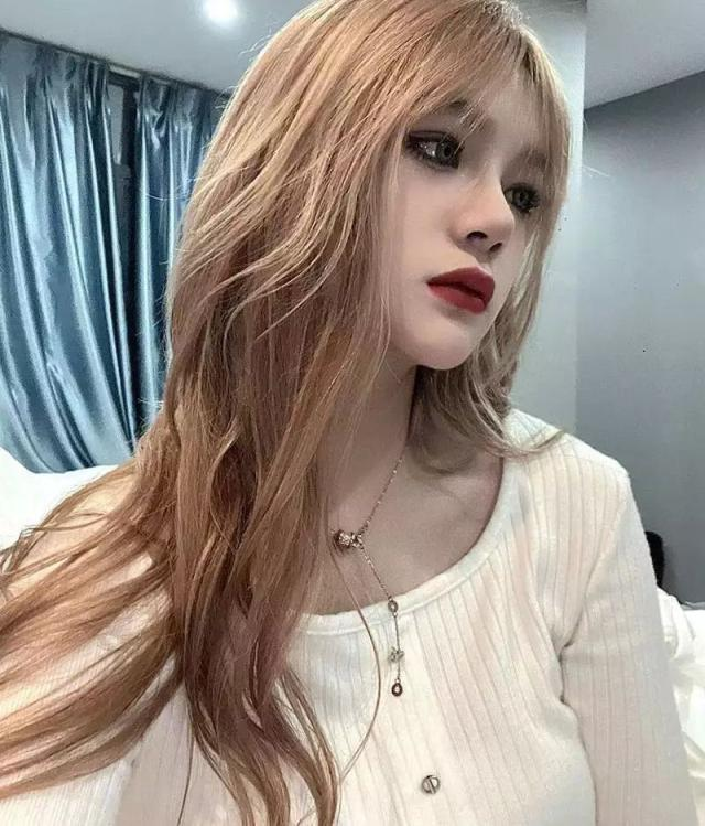 AiSamSong's tweet photo. 随着AI的爆火，信息大爆炸，但由于信息获取能力以及对AI应用能力的差异导致信息差反而是越来越大的。进而催生出各种培训、社群、自媒体反而比实际落地的项目更赚钱。 https://t.co/3vwrfUNHfe
