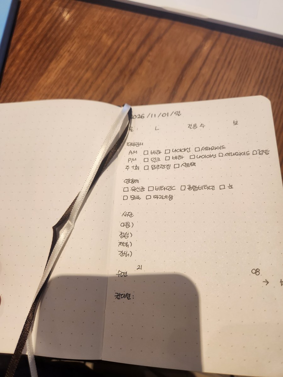 umul_2_'s tweet photo. 와 이렇게 작은다이어린데 비침 거의없고 가름끈두개나 들어있어 https://t.co/tCD5QSis73