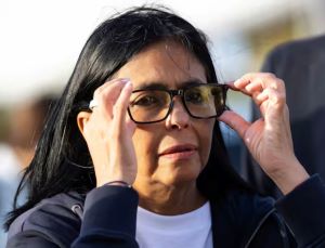 homeroboscan's tweet photo. Crece el rumor en Caracas, Washington, Madrid y Panamá de que Delcy Rodríguez está "lista para entregar" (la presidencia interina)...Y Dinorah Figuera, por encomienda y preparación de Washington, también estaría lista para asumir el poder que en buena parte ya ejerce como Presidente de la Asamblea Nacional...De ahí los "viajes-invento" de Delcy a la ONU, en Nueva York, y a la FAO, en Roma, preparando su exilio dorado...Quiere irse a México, donde vive desde hace años su hemano Jorge Rodríguez, pero estaría muy cerca de USA y expuesta...Su destino parece ser Turquía, donde compró mansión y se dice que guarda parte del oro birlado a Venezuela...De una u otra forma, el dicho es el mismo..."Delcy se va".