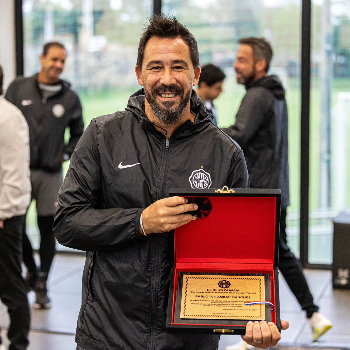 pechochofc's tweet photo. Mientras algunos hinchas franjeados lo critican con todo, la directiva del Olimpia mima a su entrenador.

Pablo "Vitamina" Sánchez dirigió su partido 500 y recibió un reconocimiento.

Responsable de la estrella 48 del Olimpia. También conquistó dos títulos con Liga de Quito. https://t.co/OD4KvylGC4