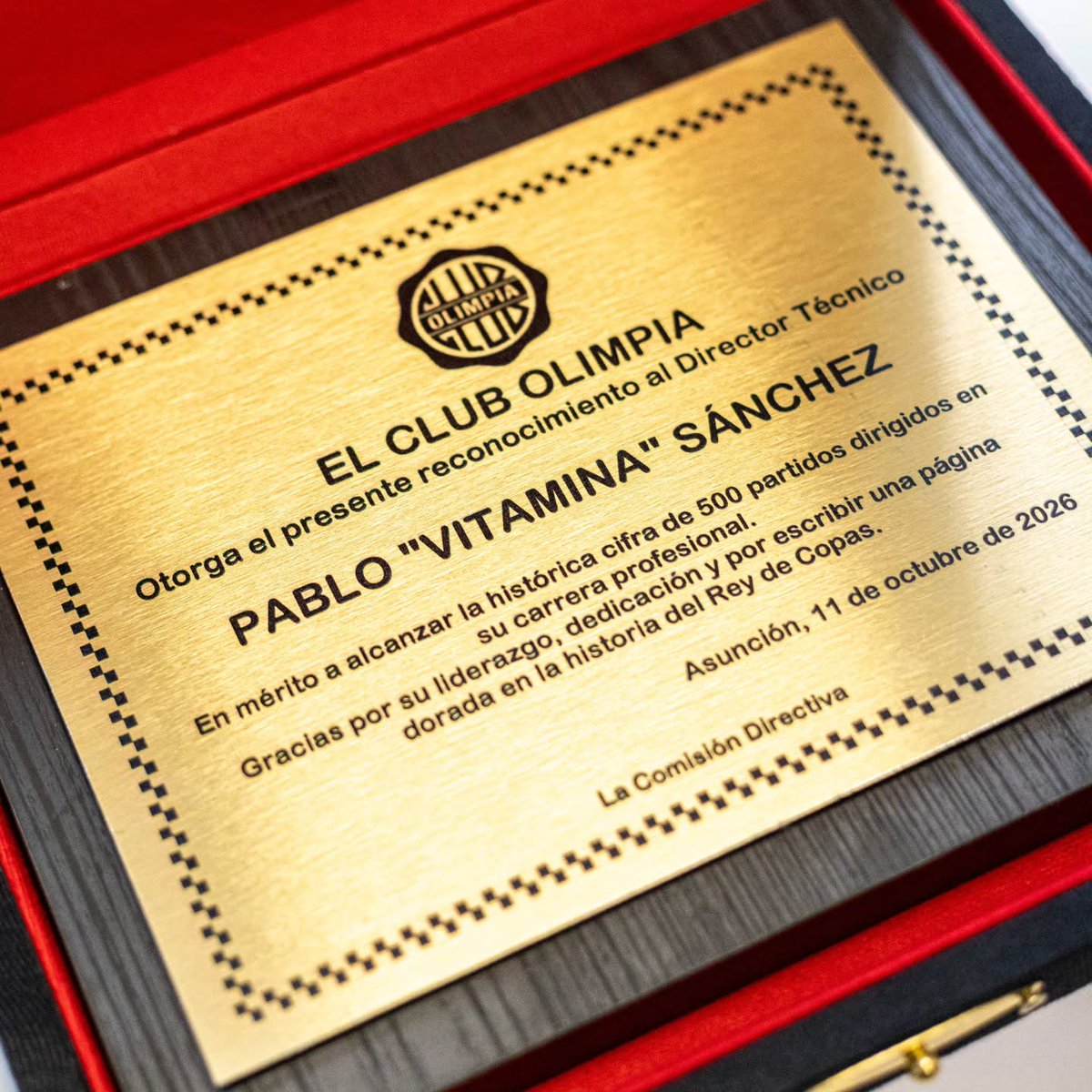 pechochofc's tweet photo. Mientras algunos hinchas franjeados lo critican con todo, la directiva del Olimpia mima a su entrenador.

Pablo "Vitamina" Sánchez dirigió su partido 500 y recibió un reconocimiento.

Responsable de la estrella 48 del Olimpia. También conquistó dos títulos con Liga de Quito. https://t.co/OD4KvylGC4