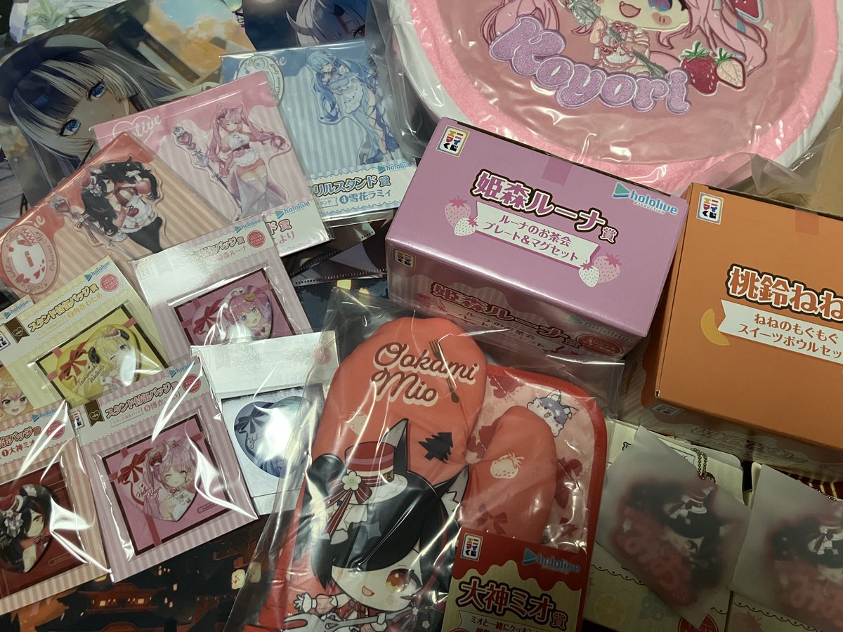 denkidensika4's tweet photo. 我慢出来ずに同店舗で連日くじ引き！
5回引いて、ミオちゃん、こよちゃん、姫の賞をぶち抜けて大満足！
何気に缶バッジもコンプ出来て嬉しみ！
#ホロローソン　#エニマイくじ https://t.co/gyv91e6tIf