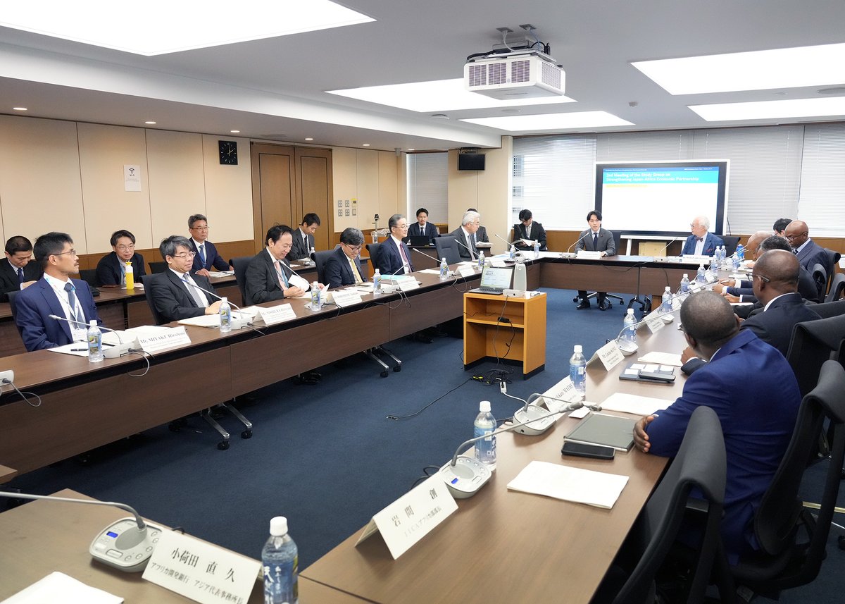 MofaJapan_jp's tweet photo. 日本とアフリカとの経済連携強化に関する産学官検討委員会の第2回会合を開催しました。大空外務政務官は、開会の挨拶を行い、本検討委員会の日本とアフリカ双方にとっての意義について言及するとともに、本検討委員会における議論が日本とアフリカとの更なる経済関係の発展に繋がることへの期待を表明しました。会議には、座長を務める渡邊頼純慶應義塾大学名誉教授のほか、日本とアフリカの産学官の委員等が参加しました。また、各委員による発表・議論では、参加者の間で活発な意見交換が行われました。

https://t.co/46iJ2CRwdd