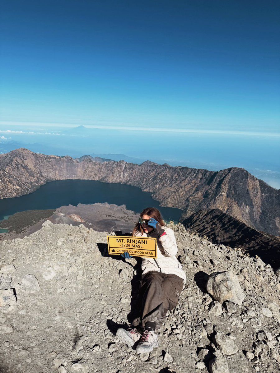 americhanoo_'s tweet photo. mau pamer bisa summit top gunung tertinggi indo rinjani 3726mdpl sendirian dalam waktu 4 jam, dan ini first time aku hiking✌🏻😝 https://t.co/ObGVuEDwsq