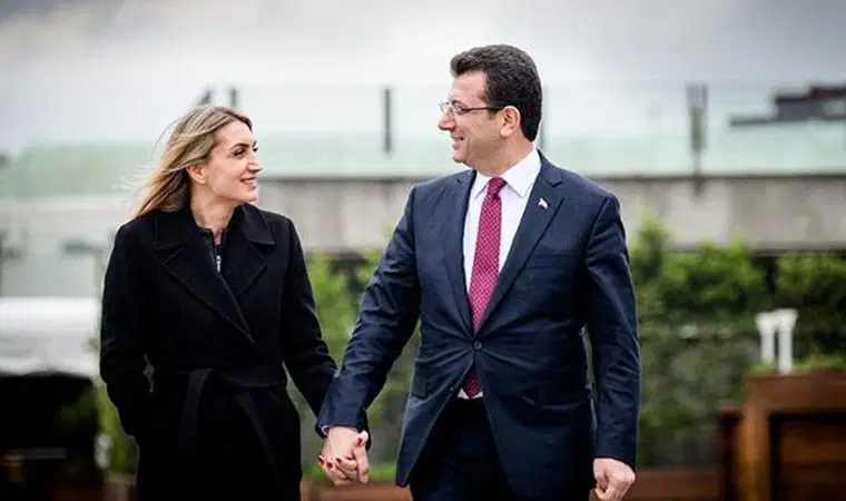 kozatv01's tweet photo. Ekrem İmamoğlu, Dilek İmamoğlu'na seslendi: Dilek'ciğim birtanesin sen. İyi ki varsın. Bu ailelerin yanında duruyorsun.

#ibbdavası https://t.co/gh0o5iC0Wa