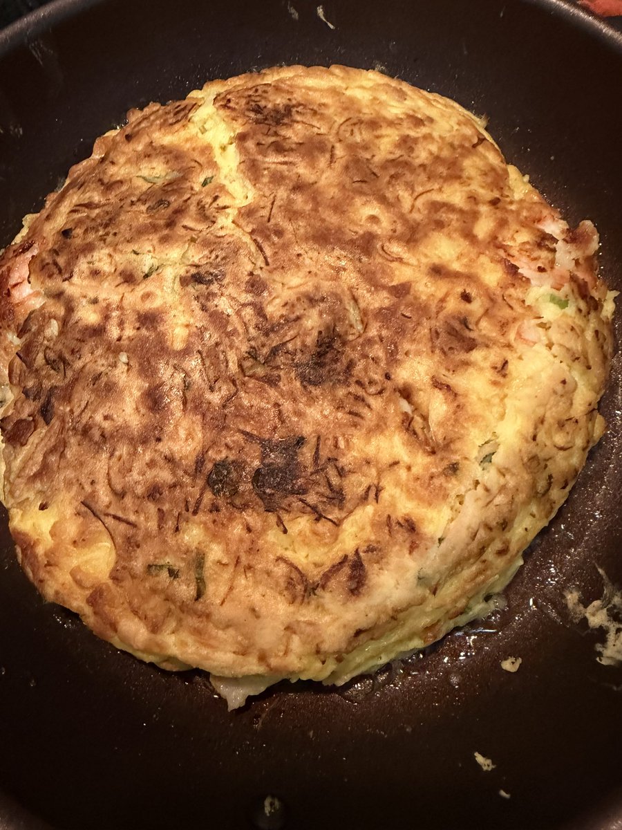 jujie888's tweet photo. まーた巨大なお好み焼き作ってしまった😅
海老入り豚玉、ピザ用チーズのトッピングでカロリーヤバい😅
フライ返し２個ないとひっくり返せない😅 https://t.co/uiwTdsV4T8