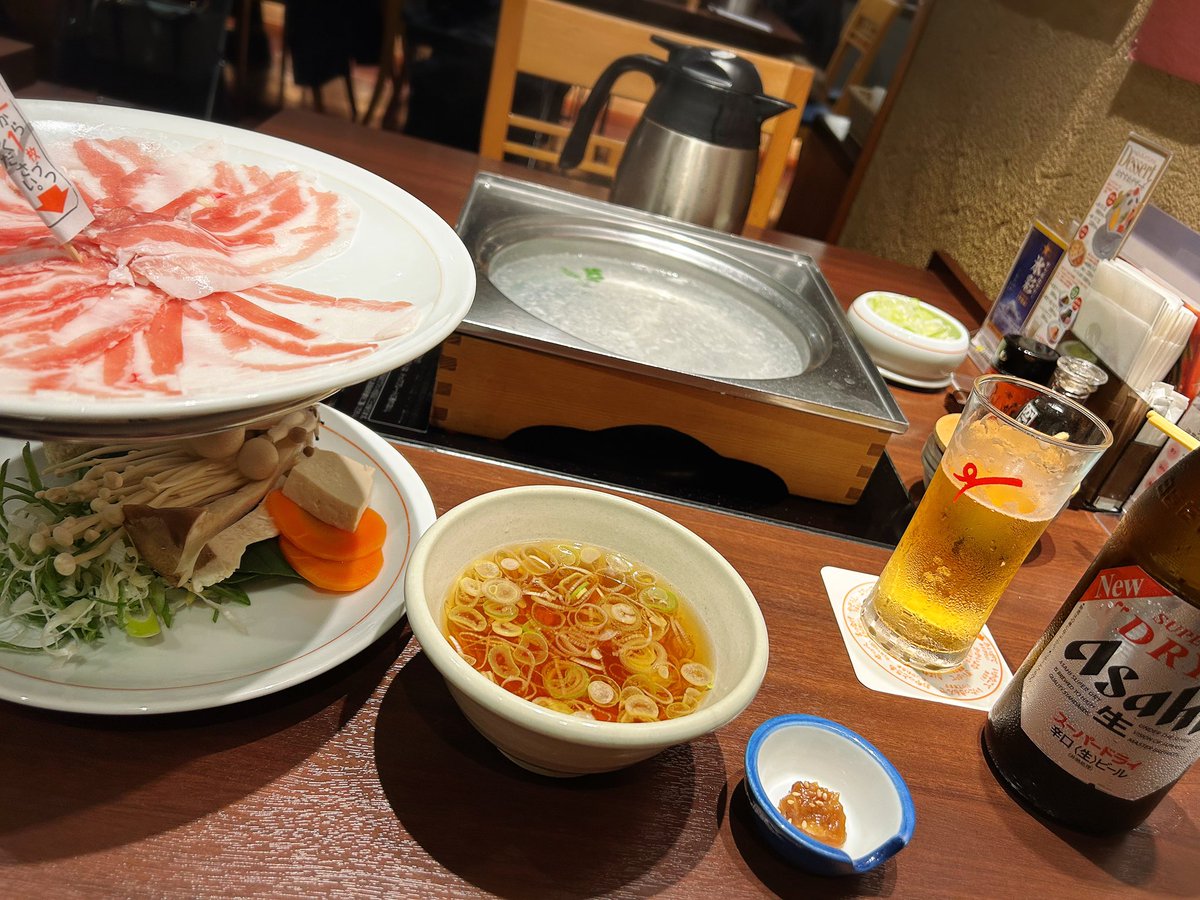 rocomokon's tweet photo. ひとりしゃ��しゃぶ
黒豚料理おいしかった🍺 https://t.co/broqJbwHy3