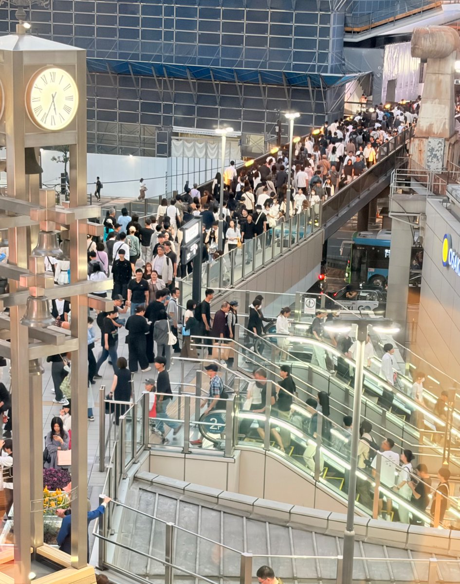 osaka_cityview's tweet photo. 梅田で最も通行量の多い歩行者デッキと最も少ない歩行者デッキ https://t.co/PbT7SPnfWJ