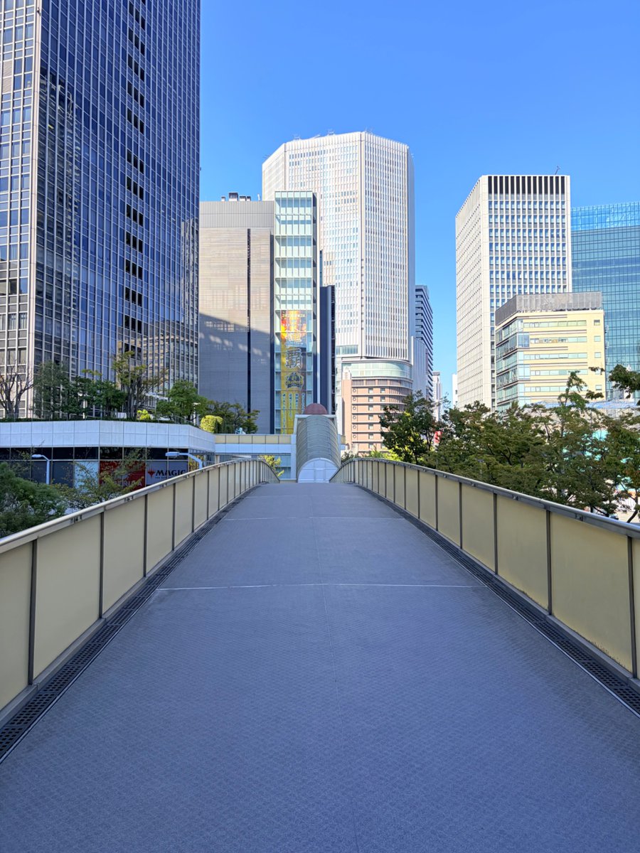 osaka_cityview's tweet photo. 梅田で最も通行量の多い歩行者デッキと最も少ない歩行者デッキ https://t.co/PbT7SPnfWJ