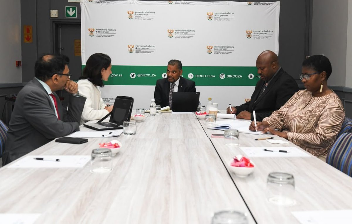 DIPLOMAT_AFRICA's tweet photo. 🇿🇦 HAPPENING NOW | Deputy Minister of #DIRCO, Mr Alvin Botes, meets with the Consul General of #France, Ms Sophie Bel 🇫🇷, to discuss matters of mutual interest and strengthen diplomatic relations between South Africa and #France.

📸 - Boitumelo Mangole

#SAFranceRelations https://t.co/0NPLRVAQBi