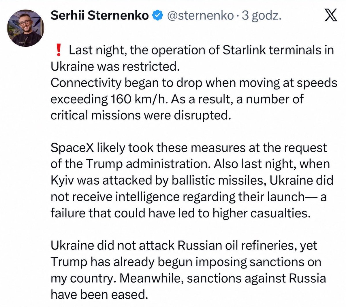 LachowskiMateus's tweet photo. Ukraina otrzymała kolejny cios w plecy od Stanów Zjednoczonych.
Starlink, amerykański system łączności satelitarnej, został objęty nowymi ograniczeniami. Terminale wojskowej wersji Starshield tracą łączność, gdy prędkość przekracza ok. 160 km/h, a według najnowszych informacji limit obniżono nawet do 60–70 km/h. Dla ukraińskich operatorów dronów to poważny problem, a część misji już się nie powiodła. Poinformowali o tym wolontariusz Serhij Sternenko oraz Serhij Beskrestnow, doradca prezydenta Ukrainy. Według Beskrestnowa ukraińskie wojsko nie zostało wcześniej uprzedzone o ograniczeniach. Z perspektywy Słowiańska, a przede wszystkim z perspektywy żołnierzy to tragiczna informacja.

Trudno nie dostrzec w tym polityki. Przed wyborami do Kongresu Trump próbuje poprawić swoje notowania i coraz mocniej naciska na Kijów. Jednocześnie USA prowadzą wojnę z Iranem, która podbija ceny na światowych rynkach energii. Rosja wspiera Iran, a mimo to właśnie z Moskwą Trump próbuje się dogadać, podczas gdy presję wywiera na Ukrainę.

Nadchodzi zima, która może przesądzić o wyniku tej wojny. Tymczasem kluczowy partner przestaje ostrzegać Kijów przed nadlatującymi rakietami balistycznymi. Giną cywile, a Donald Trump, pytany o to, opowiada o sali balowej w Białym Domu. Teraz dochodzą ograniczenia Starlinka, bez którego skuteczna obrona na froncie jest trudna do wyobrażenia.

Jaki będzie kolejny krok Waszyngtonu? Trudno przewidzieć. Można się jednak obawiać, że po raz kolejny ucieszy Moskwę.