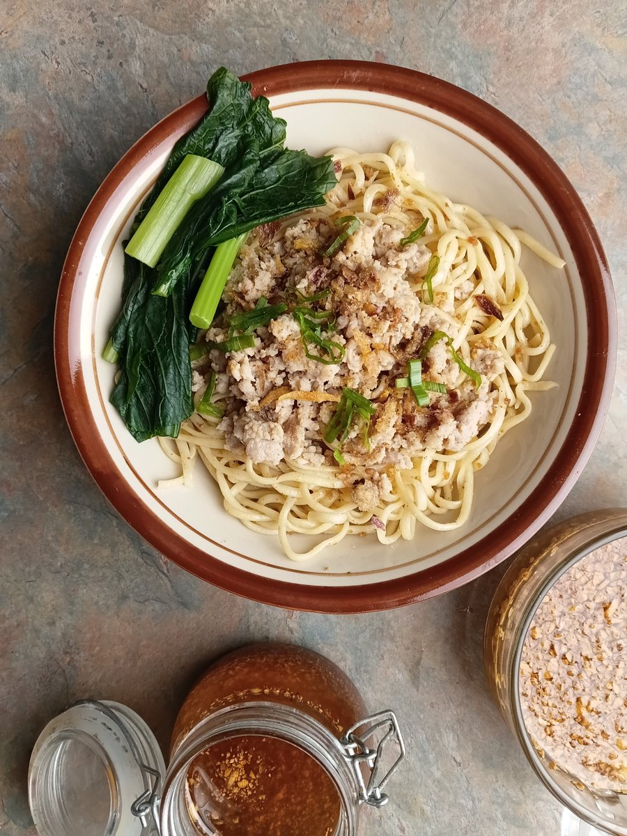 yuneeeee_e's tweet photo. Hai, warga twitter. Bantu retweet, boleh? Aku open PO bakmi yamin (25rb) &amp; pangsit kuah (20rb, isi 8) frozen siap masak untuk pengiriman hari sabtu 17/10/26. Semua komponennya home-made, ya. Dijamin bebas pengawet &amp; pewarna. Pengiriman via Paxel dari KBB. Kalau minat boleh DM :) https://t.co/PM0E4HKe5q