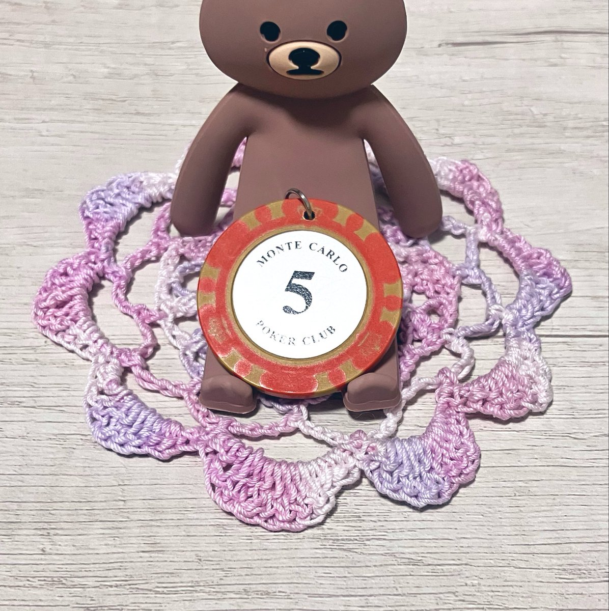 tomatiina10's tweet photo. 🐻スタンドと一緒に見つけたカジノチップチャーム。
色と数字で思わずカゴに入れてた。 https://t.co/Vm7Y9y87jJ