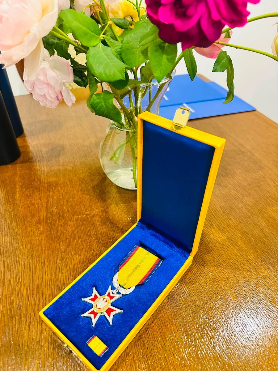 _Roxana_Butnaru's tweet photo. "Bărbăție și Credință", în grad de Cavaler (însemn pentru militari).

Trei cuvinte care, dincolo de un Ordin, spun ceva despre valori care nu se demodează și merită să fie mai des în tendințe. 😉🇷🇴

#CancelariaOrdinelor #Merit #OrdinulBărbățieșiCredință https://t.co/YdU0G8qHzE