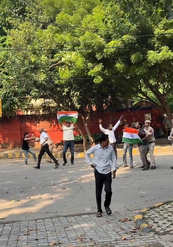 AjinkyaCJP's tweet photo. Waving Tiranga is not a crime! https://t.co/gjzhTk2BU4