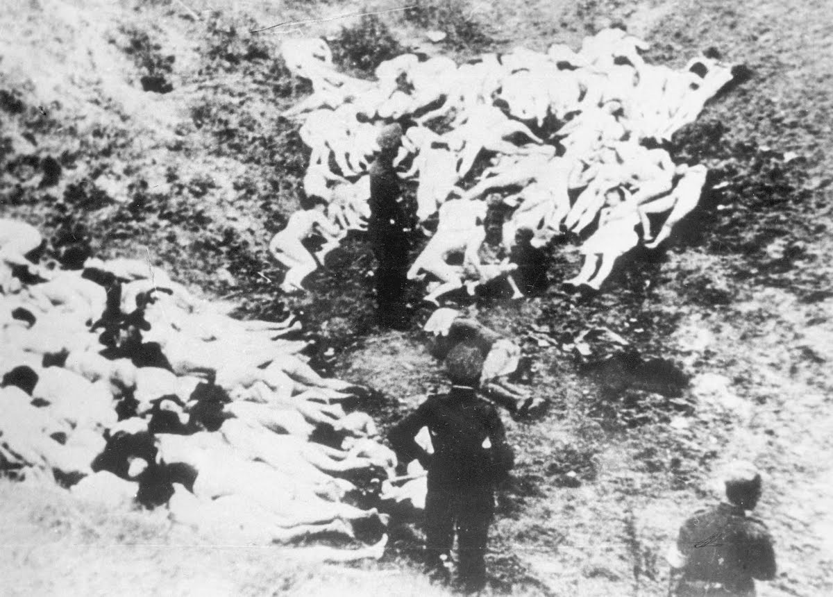 Jan34733995's tweet photo. 14.10.1942 r. - Niemcy i ukraińskie oddziały pomocnicze zakończyły mordowanie Żydów z żydowskiej dzielnicy mieszkaniowej (getta) w Mizoczu (Мізоч - na Wołyniu).

Ofiary zostały rozstrzelane w jarze pomiędzy Mizoczem a wsią Stubło gm. Mizocz.

Niemcy bardzo dokładnie sfotografowali egzekucje.