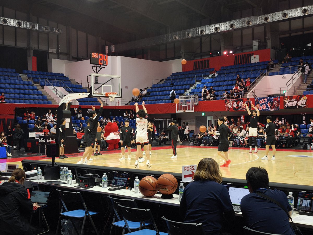 mura4S's tweet photo. 今日もアルバルク東京観戦ということで立川立飛へ。
ロスター10人でセンター陣の不在が響くが、去年のリベンジを期待。
頑張れアルバルク！
#アルバルク東京 https://t.co/KvKx2K5gd4