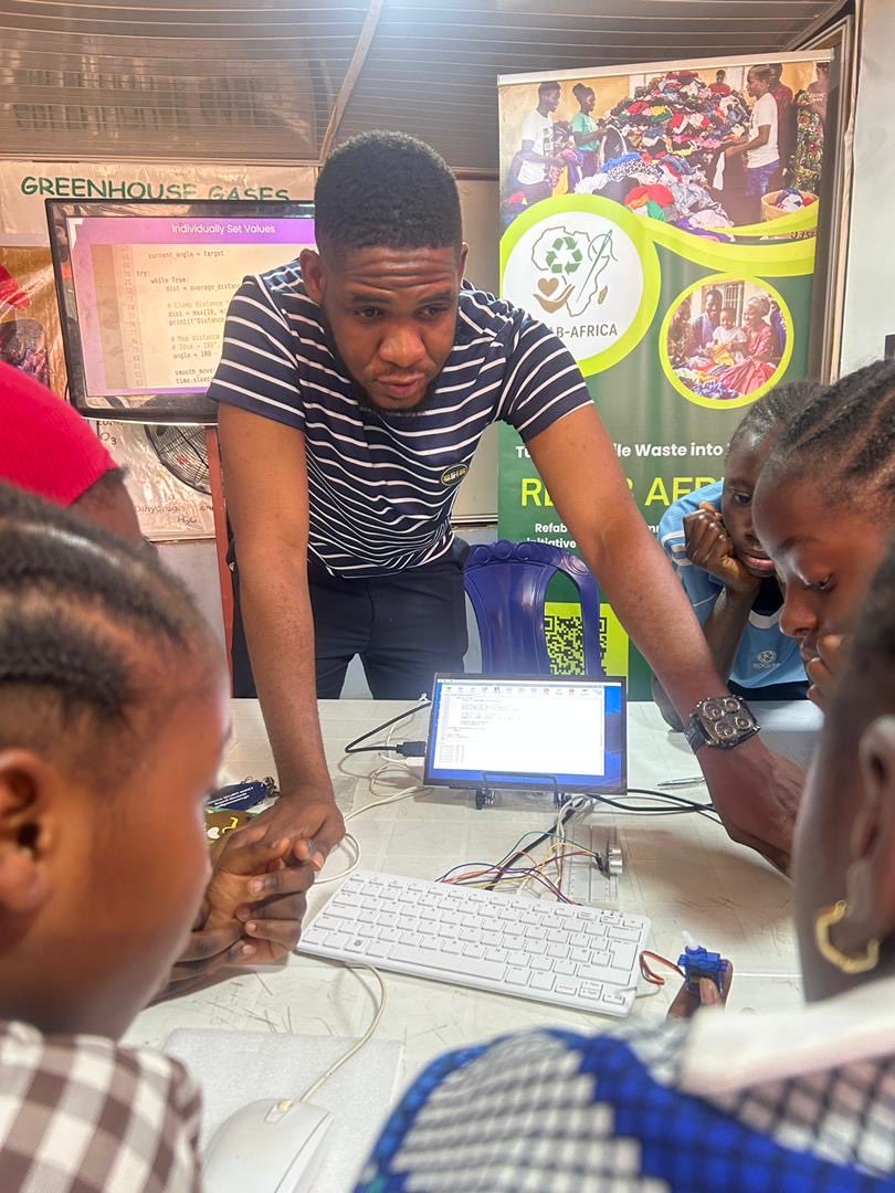 Big_E_Olamide's tweet photo. A moment from a Raspberry Pi learning session organised by Odyssey Educational Foundation in January.

I had the opportunity to explain some concepts to students and support their learning during the session.

#RaspberryPi #STEMEducation #TechEducation https://t.co/vMB6Ompajt