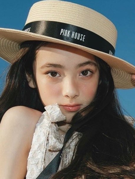 lilyrhlj's tweet photo. 日米ハーフ、13lineのOA（オア・エンジェル）ちゃん。
名前負けしない顔面と、アイリーン系譜を感じる太眉氷姫ビジュで最高 https://t.co/CxxLGQiCbD