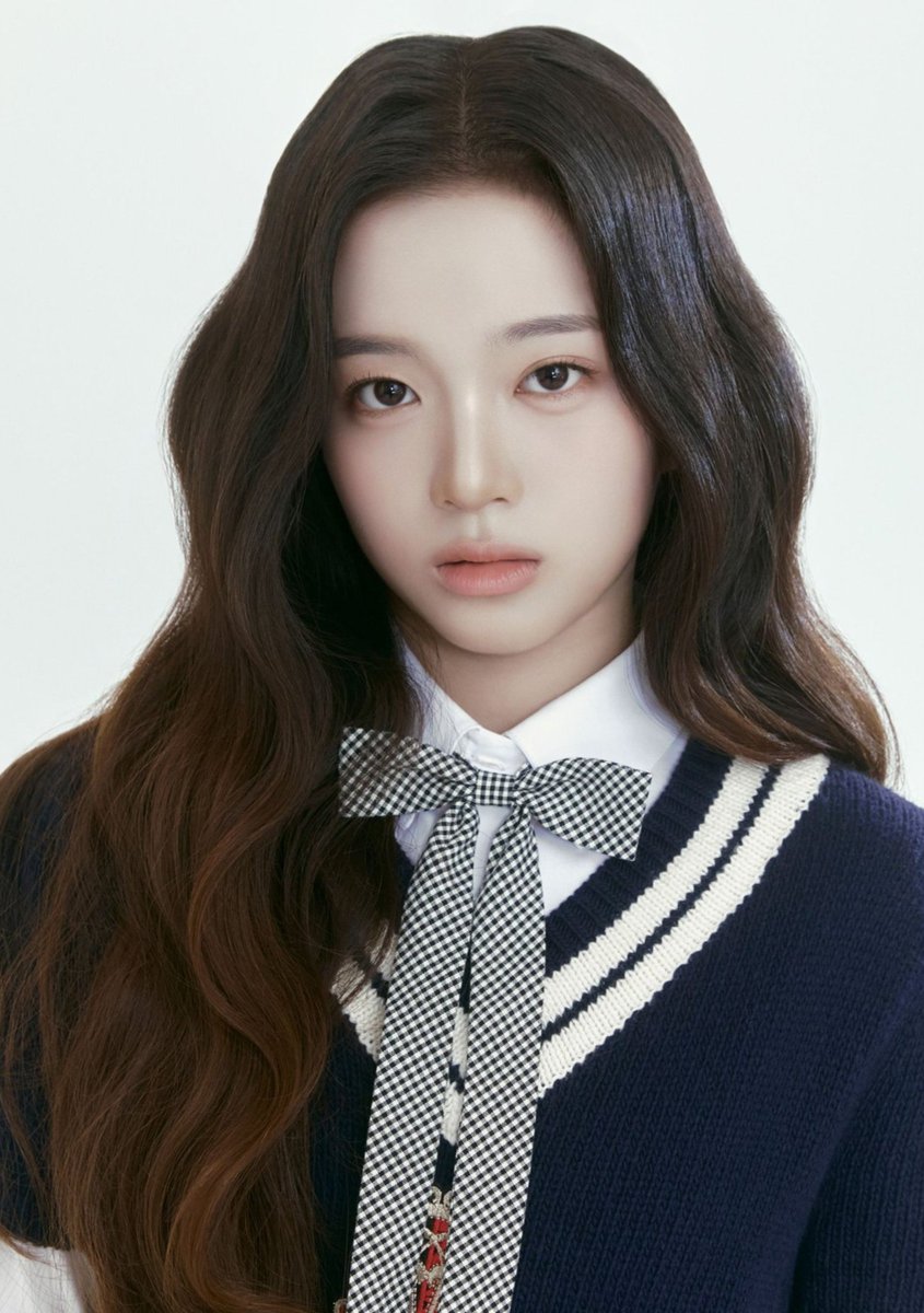 CODEZiGUBRASIL's tweet photo. De acordo com OP, Angelina tem nacionalidade chinesa, nasceu na França em 2010 ou 2011 e começou como trainee aos treze anos.

#CODE_ZiGU #코드지구 @CODEZiGU_offcl https://t.co/hUj6XyQxmE