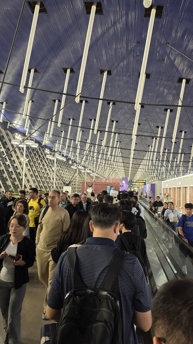 shinnaer's tweet photo. 飛行機雷に打たれたらしくて運休になったんだけど！！！！
空港からでろとかいわれた https://t.co/GUUJv0WJyt