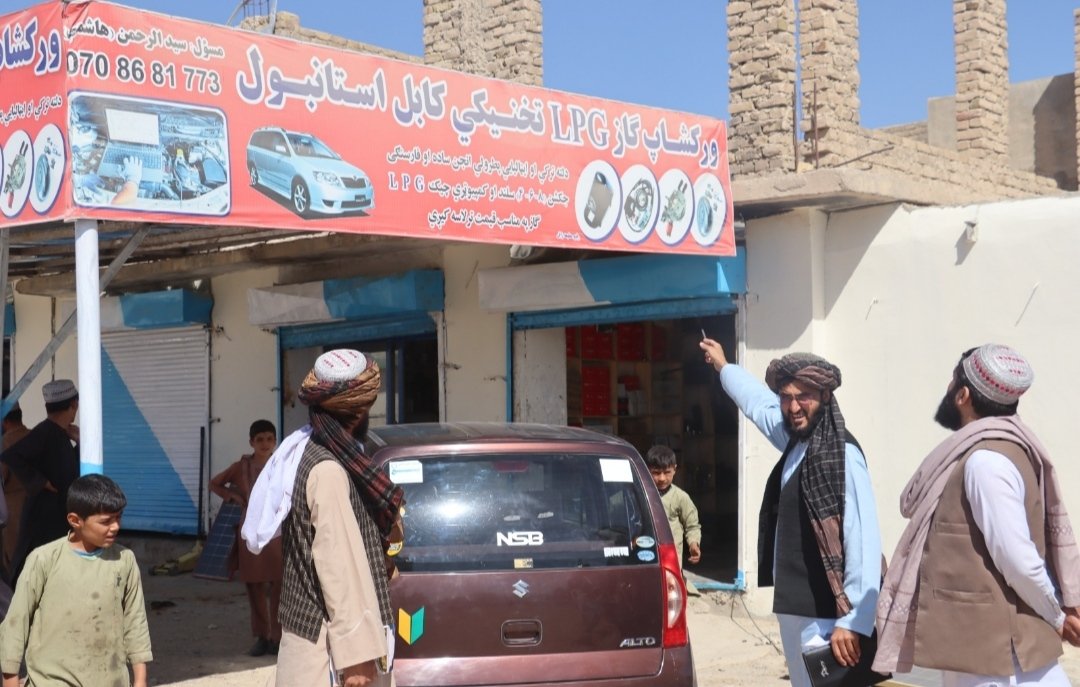 Zabulnews's tweet photo. د زابل  اطلاعاتو او فرهنګ ریاست اړوند کمېټې د ښار په څلورمه ناحیه کې د لوحو او تابلوګانو د لیکنو ارزونه وکړه او له هټیوالو او چاپ‌خونو یې وغوښتل، چې د پردیو کلماتو پر ځای د خپلو ژبو مناسب کلمات او اصطلاحات وکاروي، څو ژبني او فرهنګي ارزښتونه خوندي پاتې شي.
#زابل https://t.co/2WiJIhSCYQ