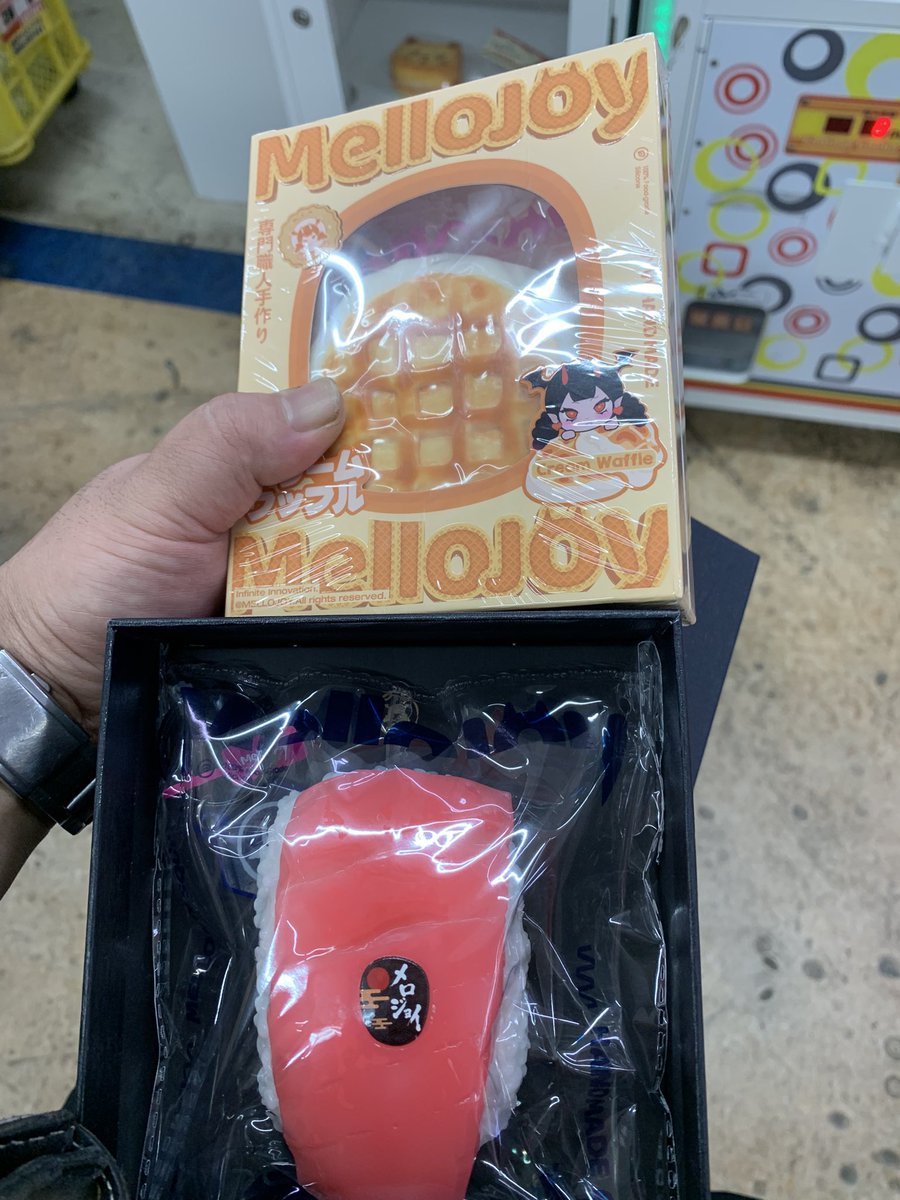 kouvvvvvv's tweet photo. どーもメロジョイに弄ばれし社畜です
仕事終わりに近くのゲーセン覗いたらスクイーズガチャがあって一回500円を気付いたら8回ほど回して外れを両手いっぱいにして我に返った
最後に千円ガチャやって帰ろ思てボタン押したらまさかの当たり鍵出て前回取った同じ寿司のやつとパンケーキみたいなのもろた😂 https://t.co/HIVC907LWl