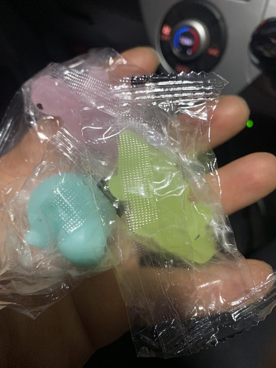 kouvvvvvv's tweet photo. どーもメロジョイに弄ばれし社畜です
仕事終わりに近くのゲーセン覗いたらスクイーズガチャがあって一回500円を気付いたら8回ほど回して外れを両手いっぱいにして我に返った
最後に千円ガチャやって帰ろ思てボタン押したらまさかの当たり鍵出て前回取った同じ寿司のやつとパンケーキみたいなのもろた😂 https://t.co/HIVC907LWl