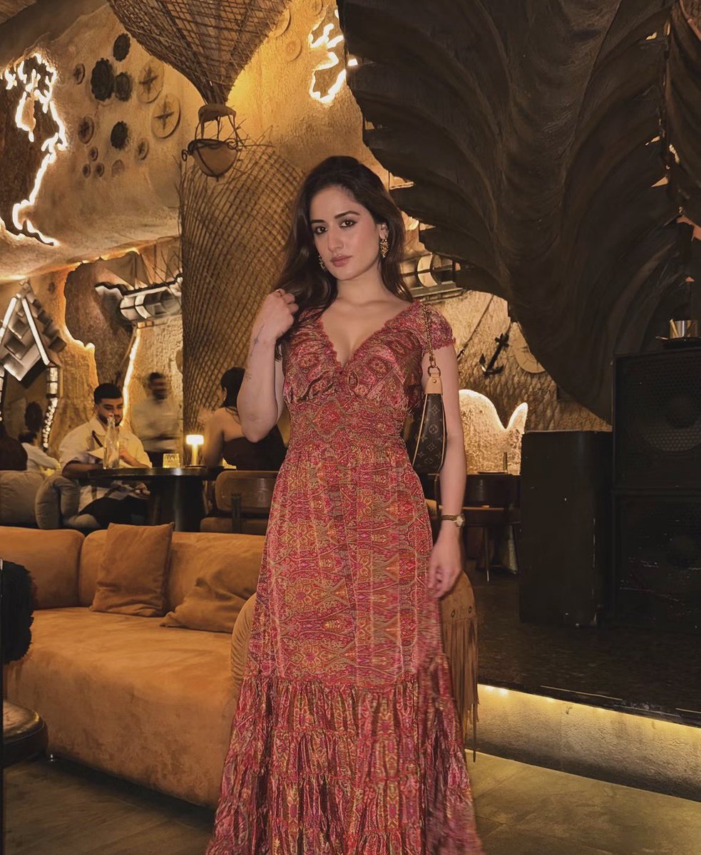 vekamleya's tweet photo. my little heart was waiting for her to wear this dress on bb . #uditisingh https://t.co/Tl1y0oHzHF