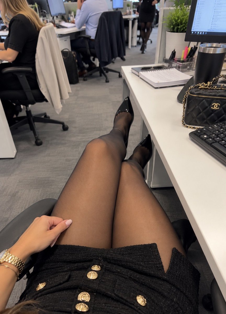 MissJacksonc's tweet photo. Office look 😬 https://t.co/Q2IykGwnOq