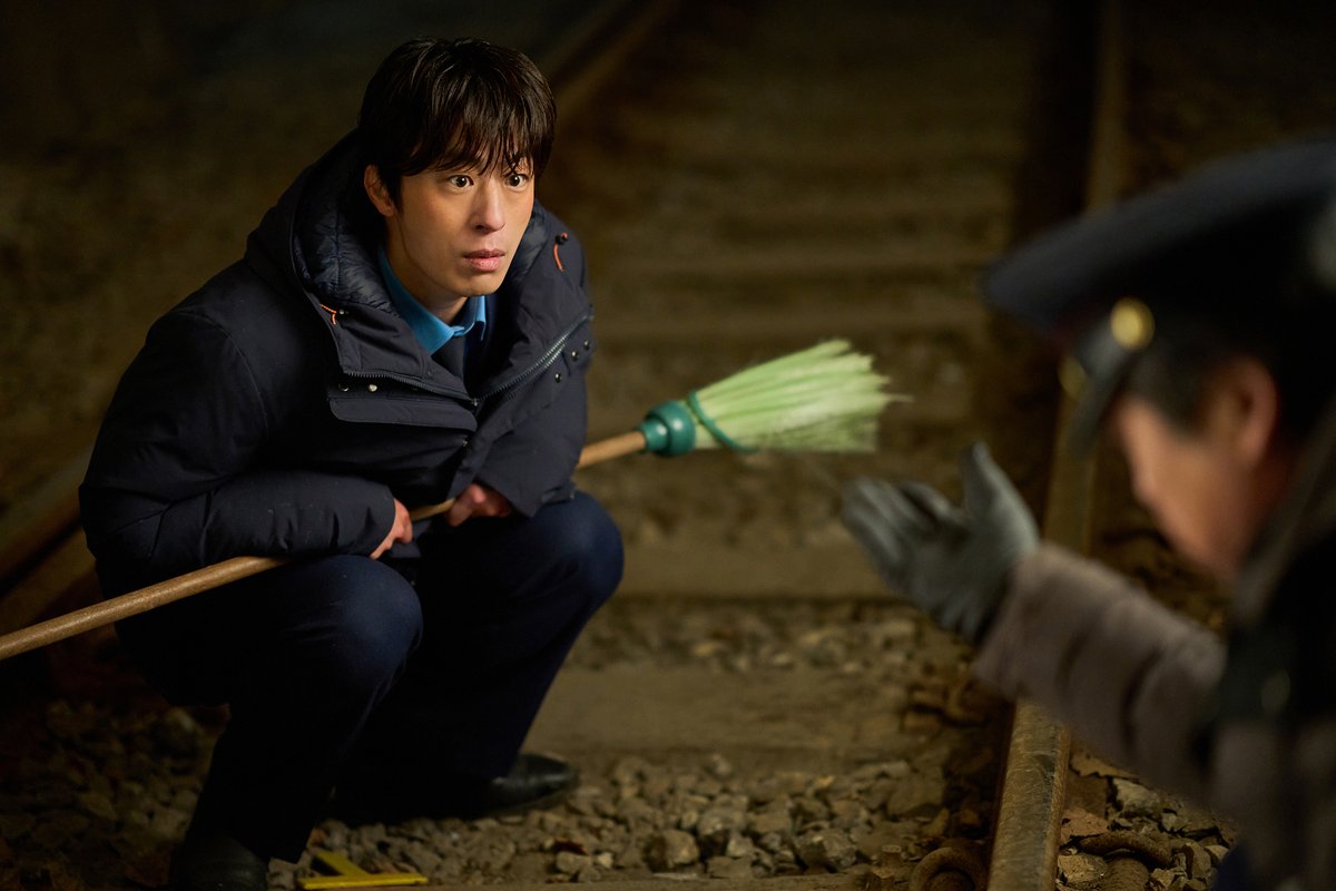 showboxmovie's tweet photo. 폭설을 뚫고 설오역에 도착한 후임 '현택'
어딘가 수상한 신입 역무원의 정체는?

'현택' 구교환 캐릭터 스틸 공개!
<폭설> 11월 극장 대개봉❄️ https://t.co/erkhFLXSr1