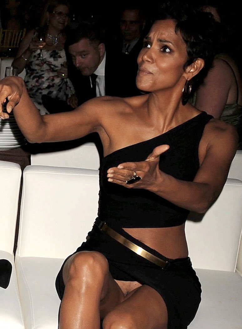 rose_9098's tweet photo. Halle Berry no panties flashing https://t.co/gERy4PeYGw