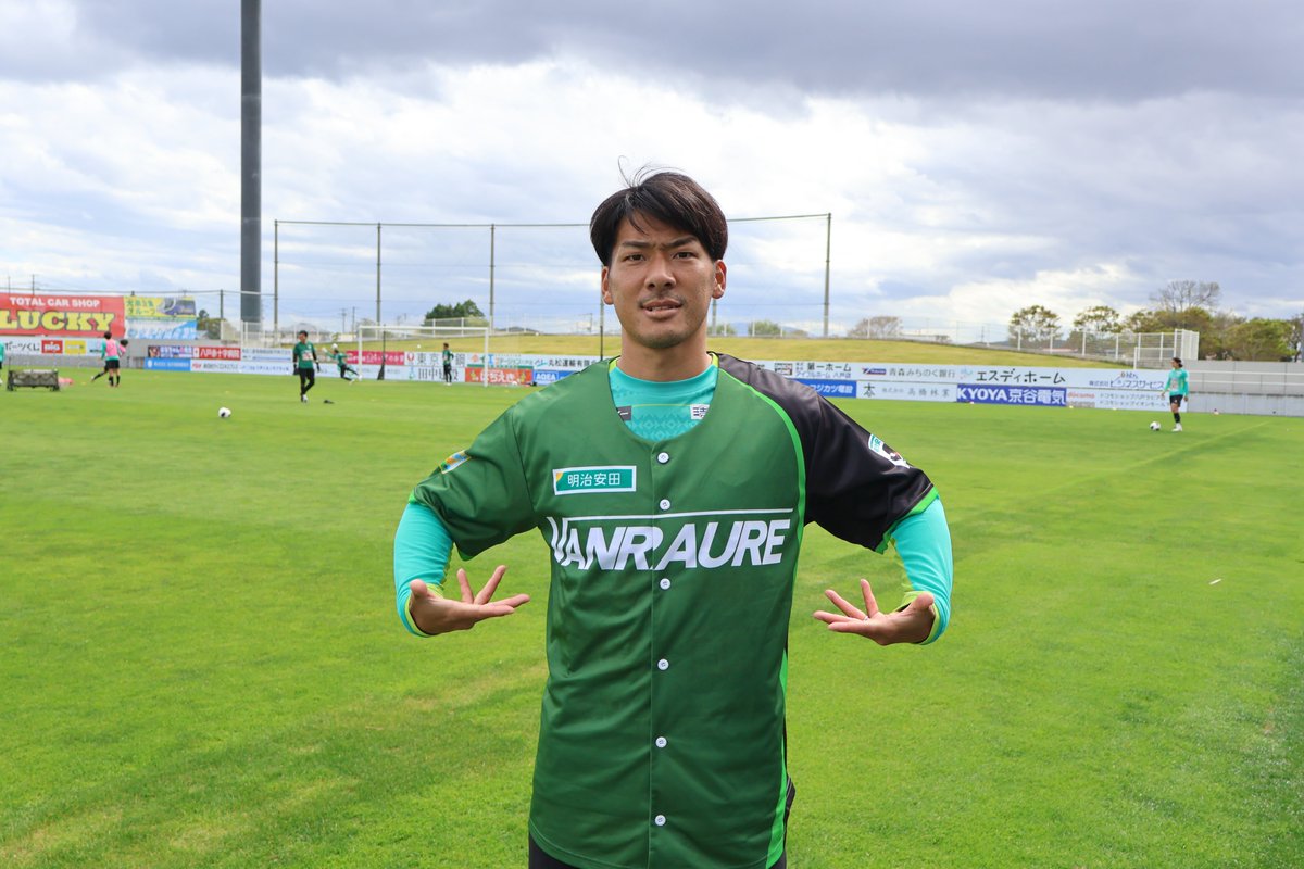 vanraure's tweet photo. 📣｜イベント情報(11月8日札幌戦)

🎁プレゼント
明治安田のJ活イベントとしてベースボールシャツを1,000名にプ���ゼント！
※プレゼント概要については追ってお知らせします

🍚フード
第７回ヴァン飯カップ👑
プライフーズ様の五穀味鶏を使用した激うまグルメNo.1決定戦『ヴァン飯カップ』を今シーズンも開催！

🏟ご招待
六戸町・六ヶ所村に在住・在勤・在学の方を芝生席(バックスタンド・ホームゴール裏)に先着300名様をご招待いたします！
👇お申込みはこちら
https://t.co/zhW8qgmuyR

#やっぱプラスタ 
#ヴァンラーレ八戸