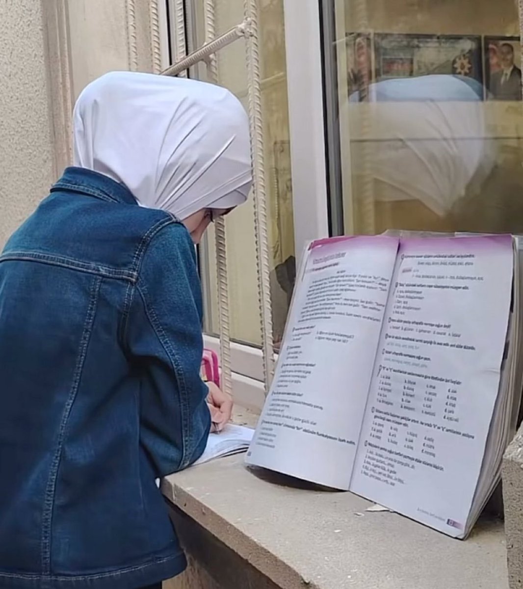 HurmaEdit's tweet photo. Azerbaycan'da başörtüsü taktığı gerekçesiyle derse alınmayan bir çocuk, dersi pencereden takip etti. https://t.co/cmEKQxzeGg