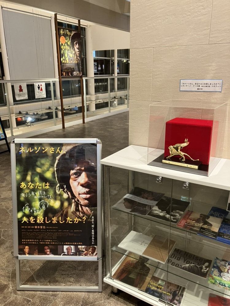 nelsonsan_movie's tweet photo. 現在、#キノシネマ横浜みなとみらい にて
“金の小獅子賞🦁”のトロフィー🏆を展示中！

展示期間は10/25(日)までを予定しています
お近くにお立ち寄りの際は
ぜひ、ご覧下さい📸 https://t.co/MDXV1QdJHj
