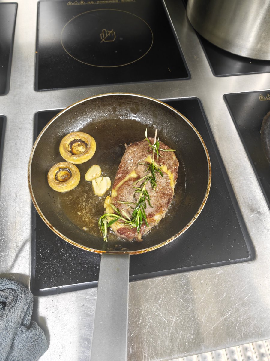 wuming2029's tweet photo. 美食是需要等待的  #美食  #厨师  #西餐 #delicacy #cook https://t.co/moW0U8DnWj