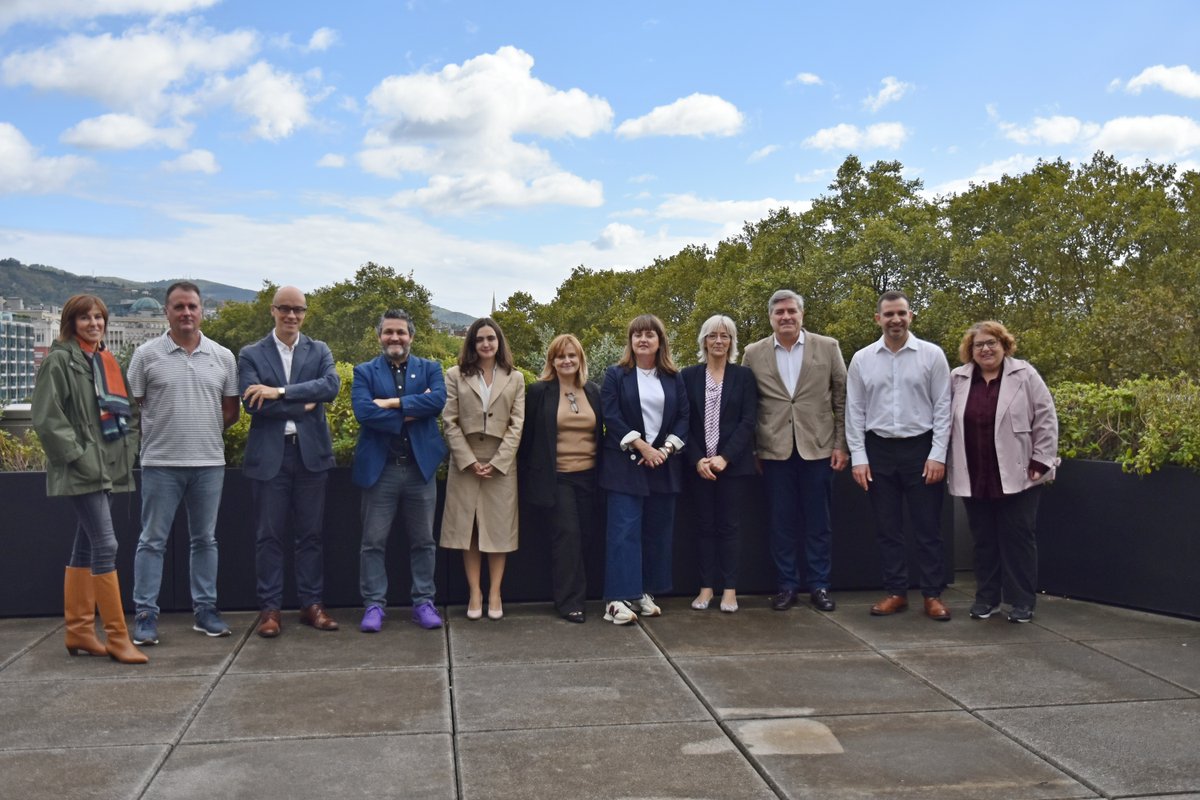 INSST_MITES_GOB's tweet photo. 🗓️🏗️ El 8 de octubre participamos en la jornada de @osalanEJGV en Bilbao sobre metodología BIM y PRL en obras de #construcción.
Diego García Páramo, del #INSST, explicó cómo BIM permite integrar la prevención desde el diseño y durante todo el ciclo de vida de la obra.
#PRL #BIM https://t.co/0zXZVMOc2q