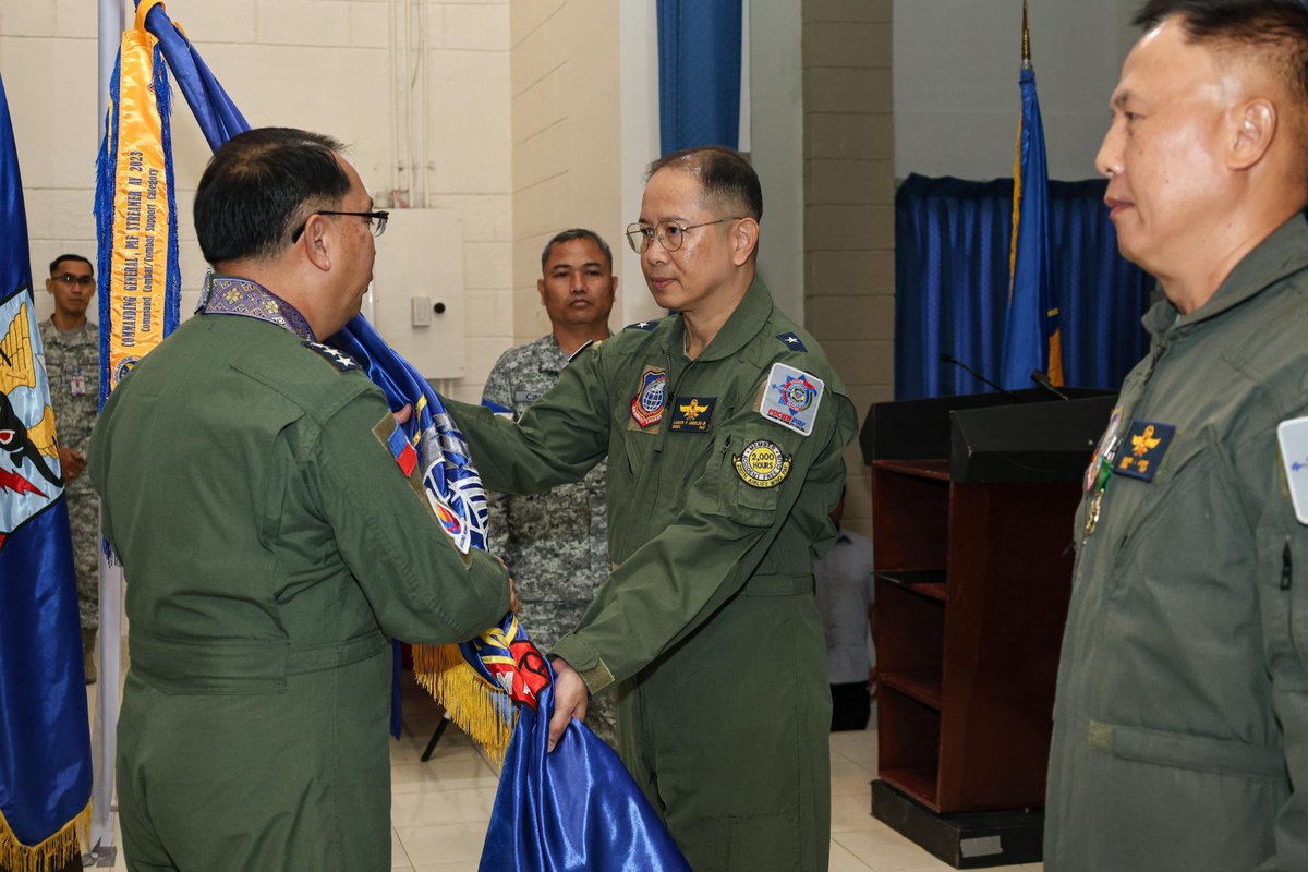 PhilAirForce's tweet photo. PAF NEWS | AIR MOBILITY COMMAND MARKS TRANSITION OF LEADERSHIP

See full article 👇🏻 
https://t.co/mDew9ZC59M https://t.co/MONBkT4bWu