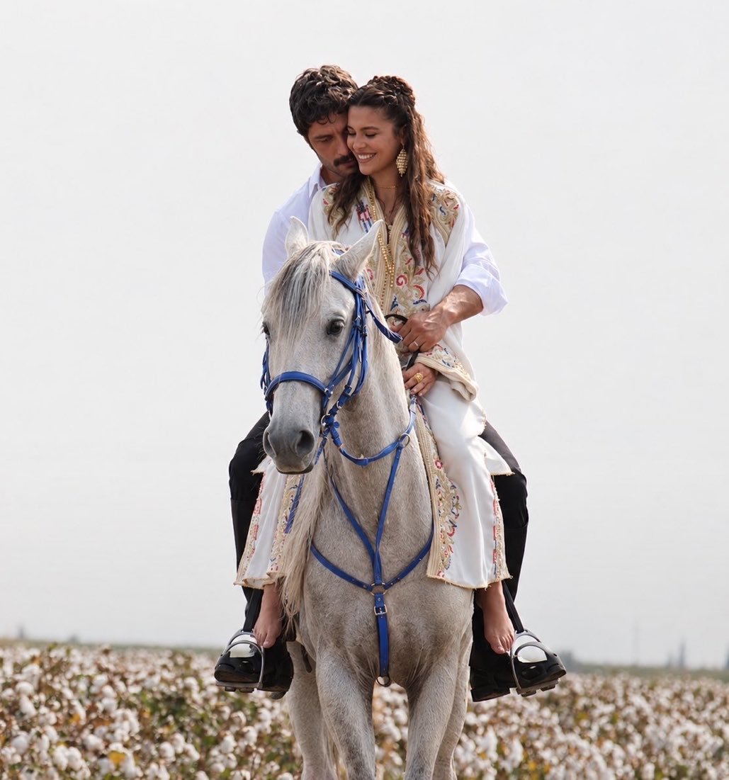muniita5a's tweet photo. Serhat Ağa, you’re not riding the white horse, you’re holding all of Yıldız in your arms! 😭🤭🤍 The big, strong man and the tiny girl disappearing into his embrace… if this is a dream, who’s waking us up? If it’s desire, Serhat, just admit it! 😭🔥🐎 https://t.co/aT0xVZYab0