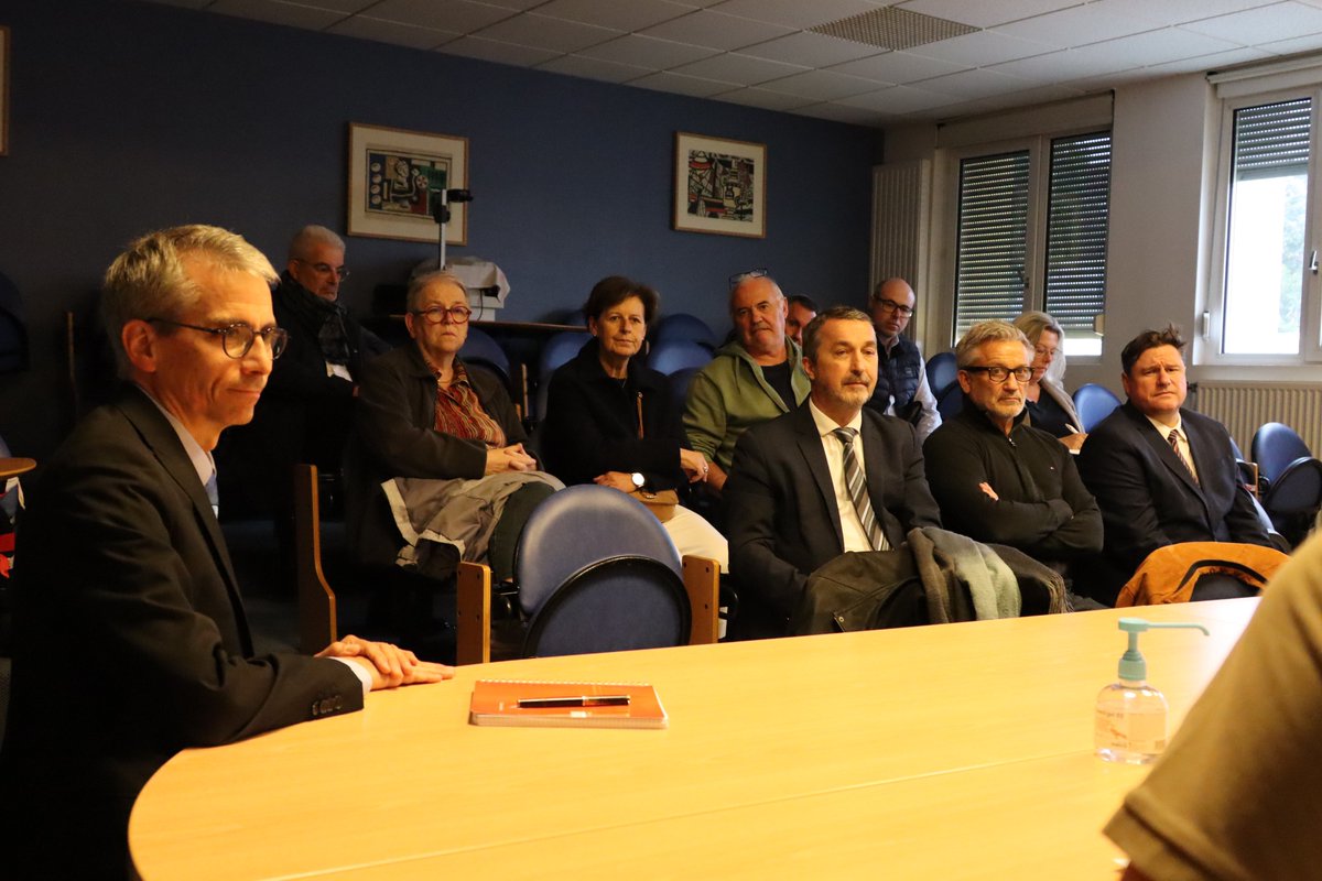 Prefet61's tweet photo. #Territoire | 🔎 Ce lundi 12 octobre, la communauté de communes Terres d'Argentan interco a accueilli la troisième visite des établissements publics de coopération intercommunale (EPCI), souhaitées par le préfet, en lien avec les élus.

🤝 L’occasion pour Hervé Tourmente, préfet de l’Orne, de rencontrer les élus locaux aux côtés d'Emmanuel Flouvat, président de la CDC, et des représentants des services de l’État.

Une journée rythmée par :
🚧 Un temps d’échanges avec les élus locaux sur l’urbanisme, la ressource en eau, la santé et la sécurité.
💻 La visite de l'entreprise Espri Digital, spécialisée dans le service informatique, avec un statut de société coopérative et participative.
💥 La visite de l'entreprise OMH, spécialisée en métallerie et chaudronnerie, autour des besoins de recrutements pour poursuivre sa dynamique entamée depuis plus de 15 ans.
🩺 Un temps d'échanges au sein de l'hôpital d'Argentan, au sujet du développement de l'offre de soins sur l'intercommunalité, en phase avec le projet du contrat territorial de santé.

💡Les EPCI dans l'Orne : les 381 communes du département sont réunies autour de 15 EPCI, pour exercer ensemble certaines compétences et porter des projets à l’échelle de leur territoire : développement économique, aménagement, habitat, gestion des déchets, eau et assainissement, etc.

🗓️ D'autres visites des EPCI vont suivre dans les prochaines semaines.